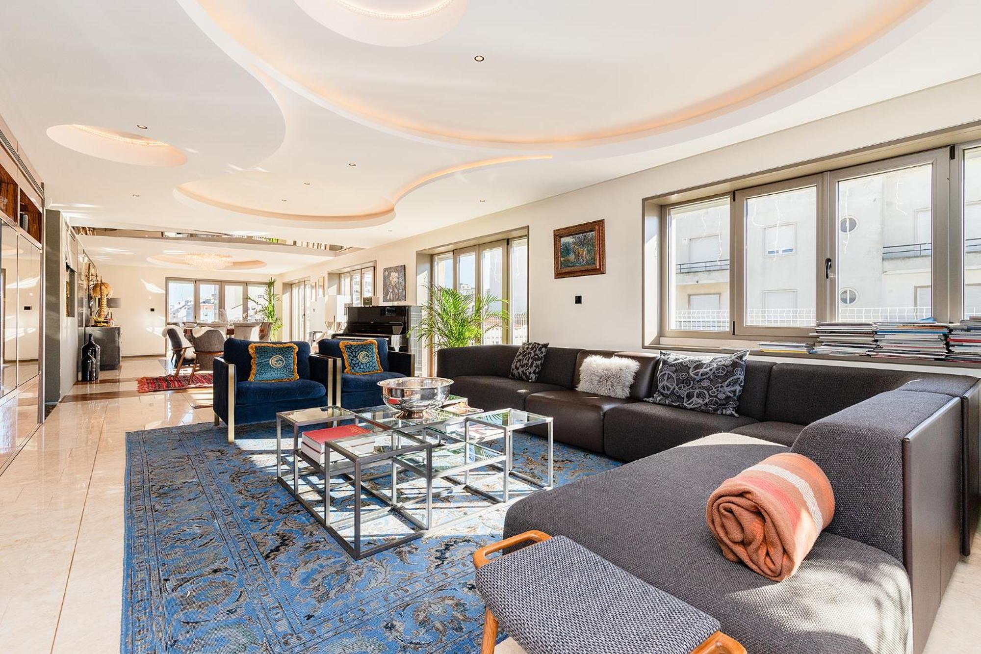Luxury Penthouse Apartment *